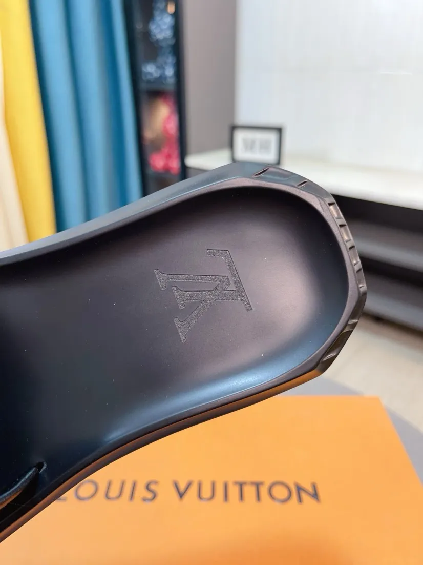Men's shoes 💰260🌹🌹 (lv-Louis Vuitton) new men's sandals, high-end boutique, exquisite embossed logo decoration on the upper, fine workmanship, super soft soles, casual, loose and comfortable, a must-have in summer! \nsize：38-44